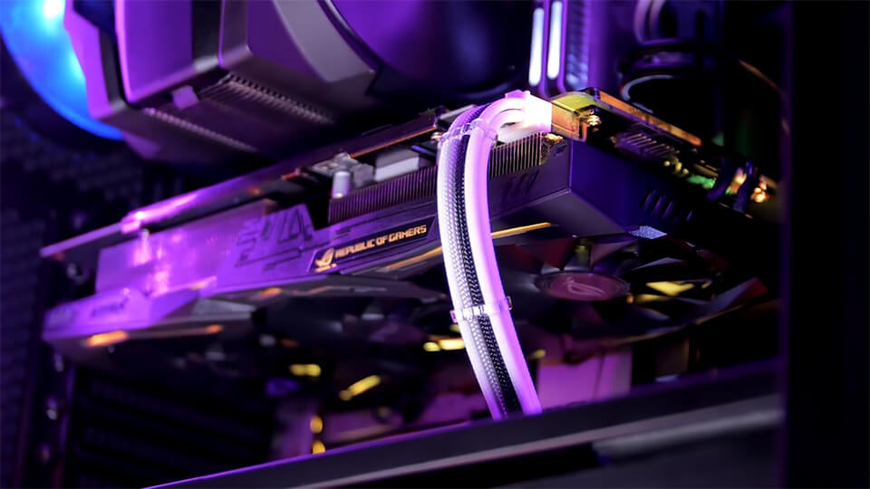 Referens AMD Radeon RX 5500 proigral v teste nereferensu GeForce GTX 1660