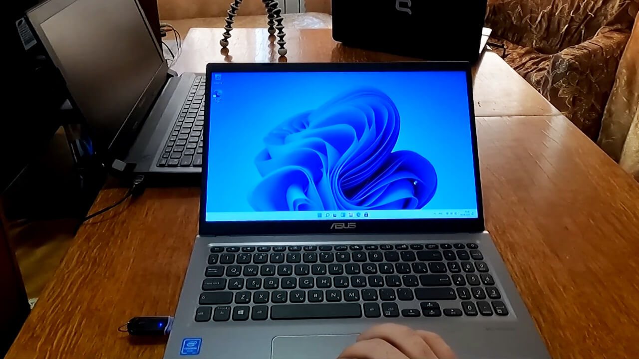 Ustanovka Windows 11 na noutbuk Asus X515M