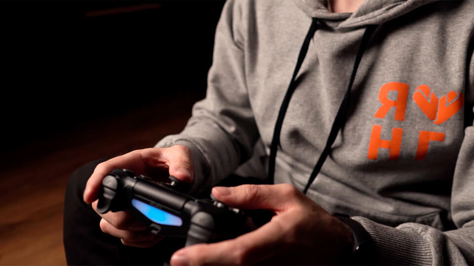 Udobno s gejmpadom na PS4 pered televizorom