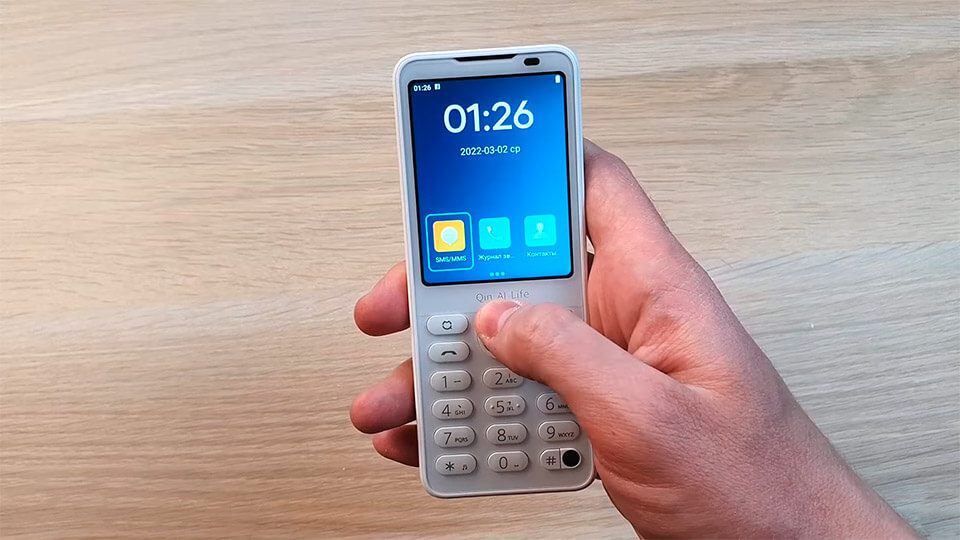QIN F21 PRO vrode smartfon, no s knopkami