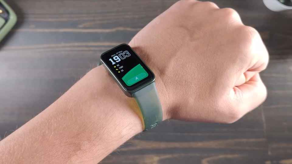 Obzor umnogo brasleta HUAWEI BAND 8