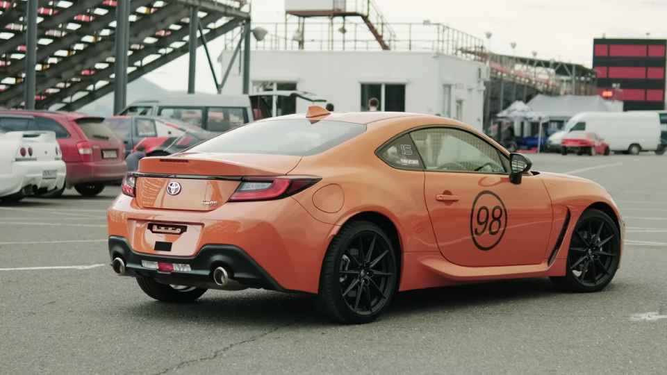 TOYOTA GR86 vid sboku