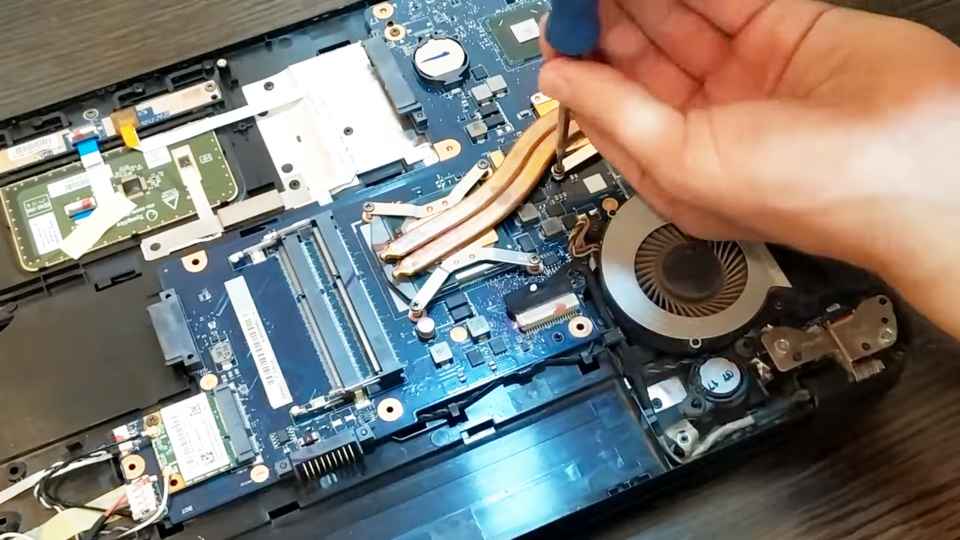 otkrutit' sam radiator ohlazhdenija s processorom