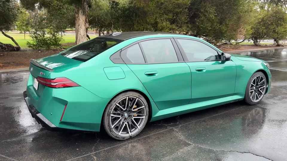 Obzor BMW M5 2025 goda